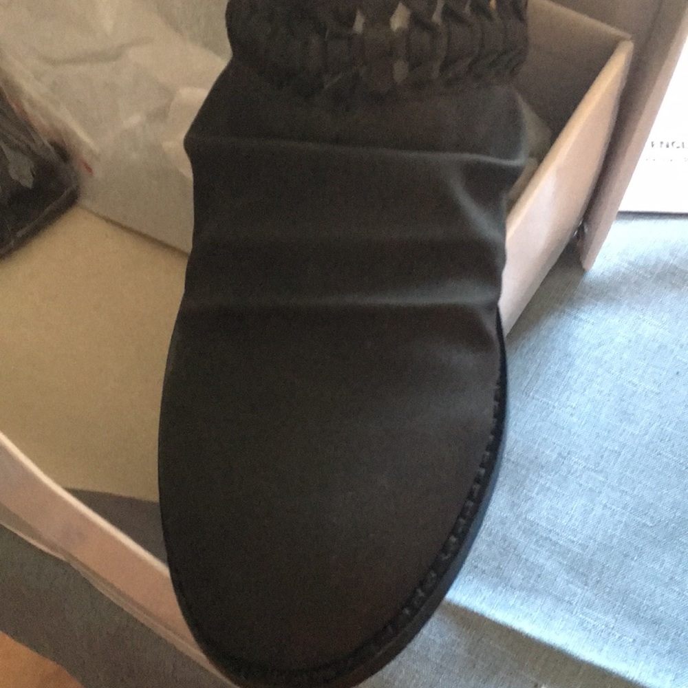 Women’s shoes back zip slip on